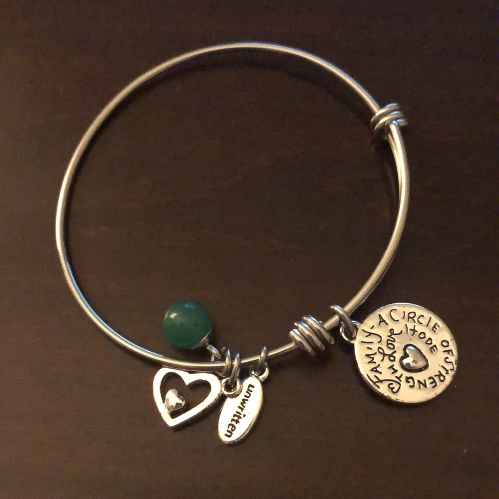 4 Bracelets with different styles. - Picture 4 of 6